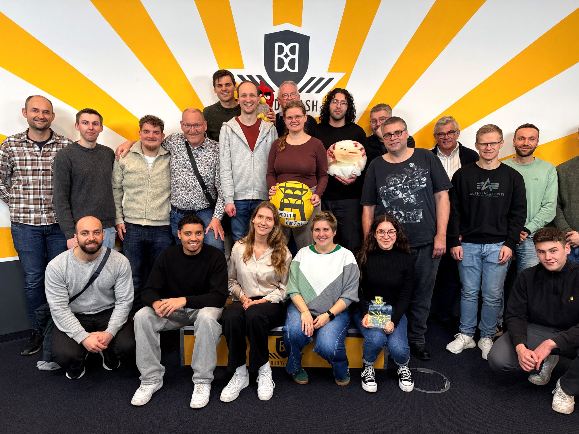 🎄.. in Köln - mit Spiel, Spaß und einem Abstecher zu einer echten Logo-Inspiration!   Unser diesjähriges Teamevent führte uns nach Köln, wo wir beim Buddy Bashmit viel Energie und Teamgeist in unterschiedlichsten Challenges gegeneinander antraten. Hier wurde sich nichts geschenkt – und am Ende holte sich ein Team den knappen, aber absolut verdienten Sieg. 🔶🏆 Ein tolles Event – und ein schönes Beispiel dafür, wie gut Zusammenarbeit und Kommunikation bei uns funktionieren. 🔶🤝